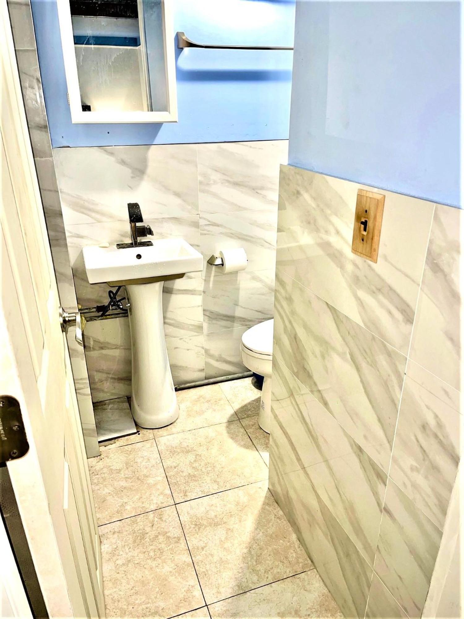 Lga Airport Near, Walk In Bsmt In A Private House! Apartamento